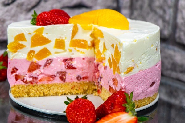 Joghurt Sahne Torte mit Erdbeeren und Pfirsich